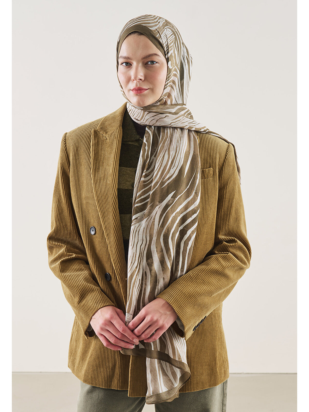 FreshScarfs Rami Hijab wild zebra desen camel