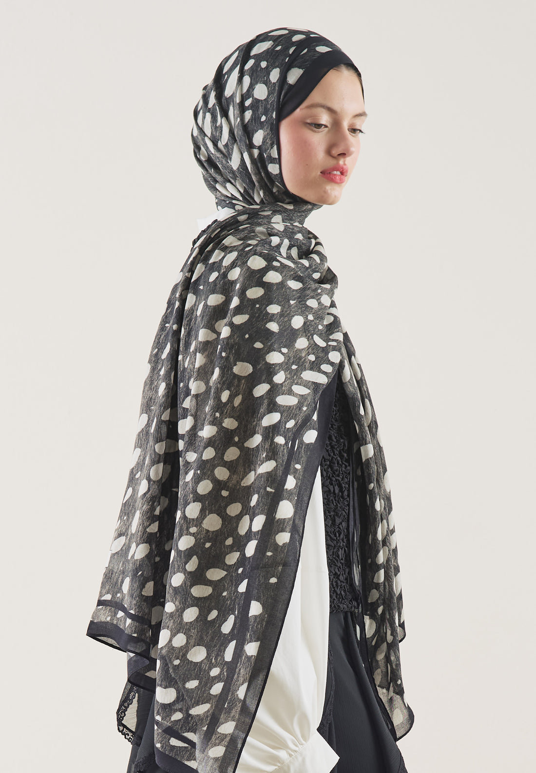 FreshScarfs Rami Hijab Wild Flawn Desen Siyah