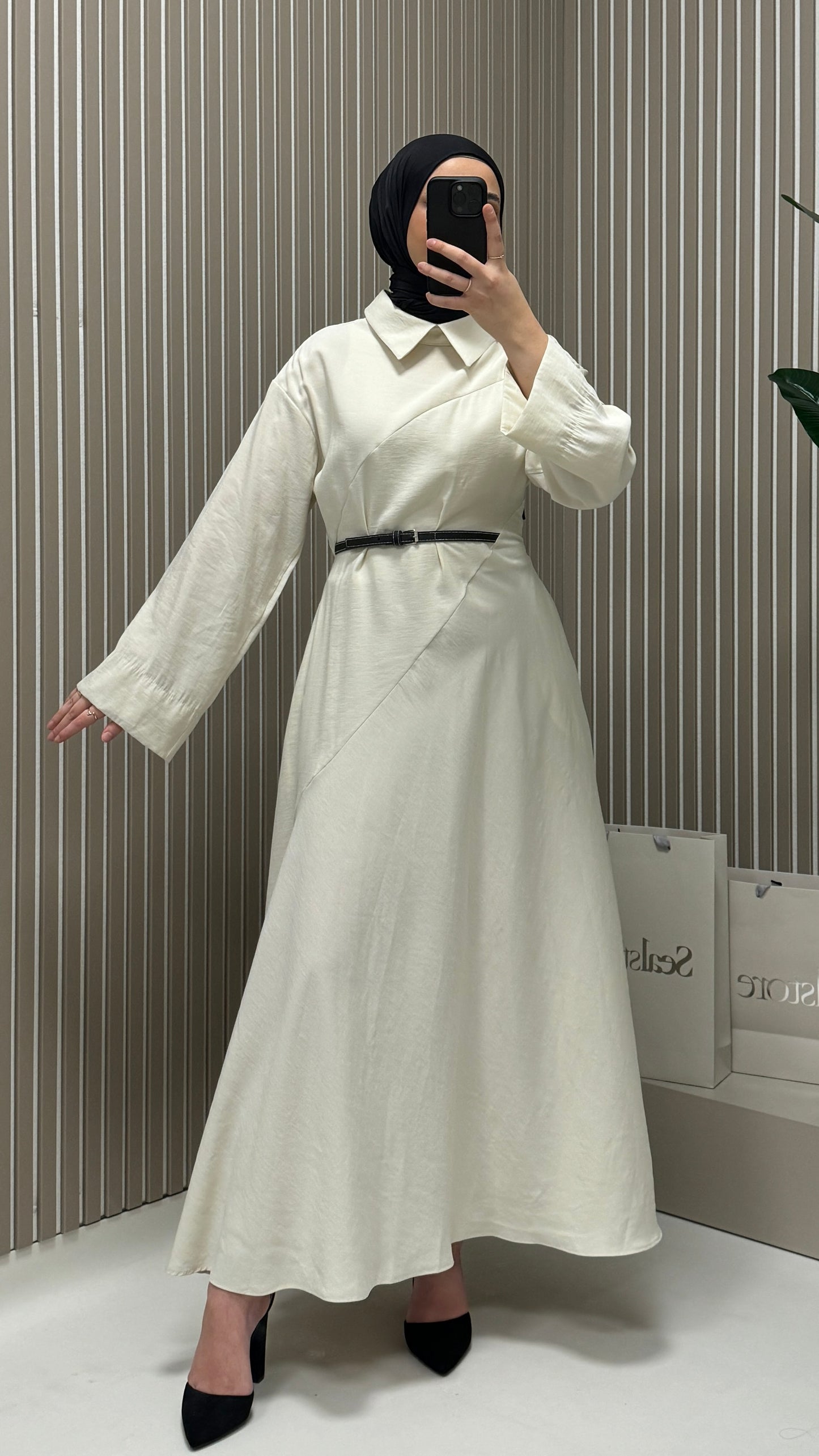 MOILA Patra Kleid mit Gürteldetail Beige