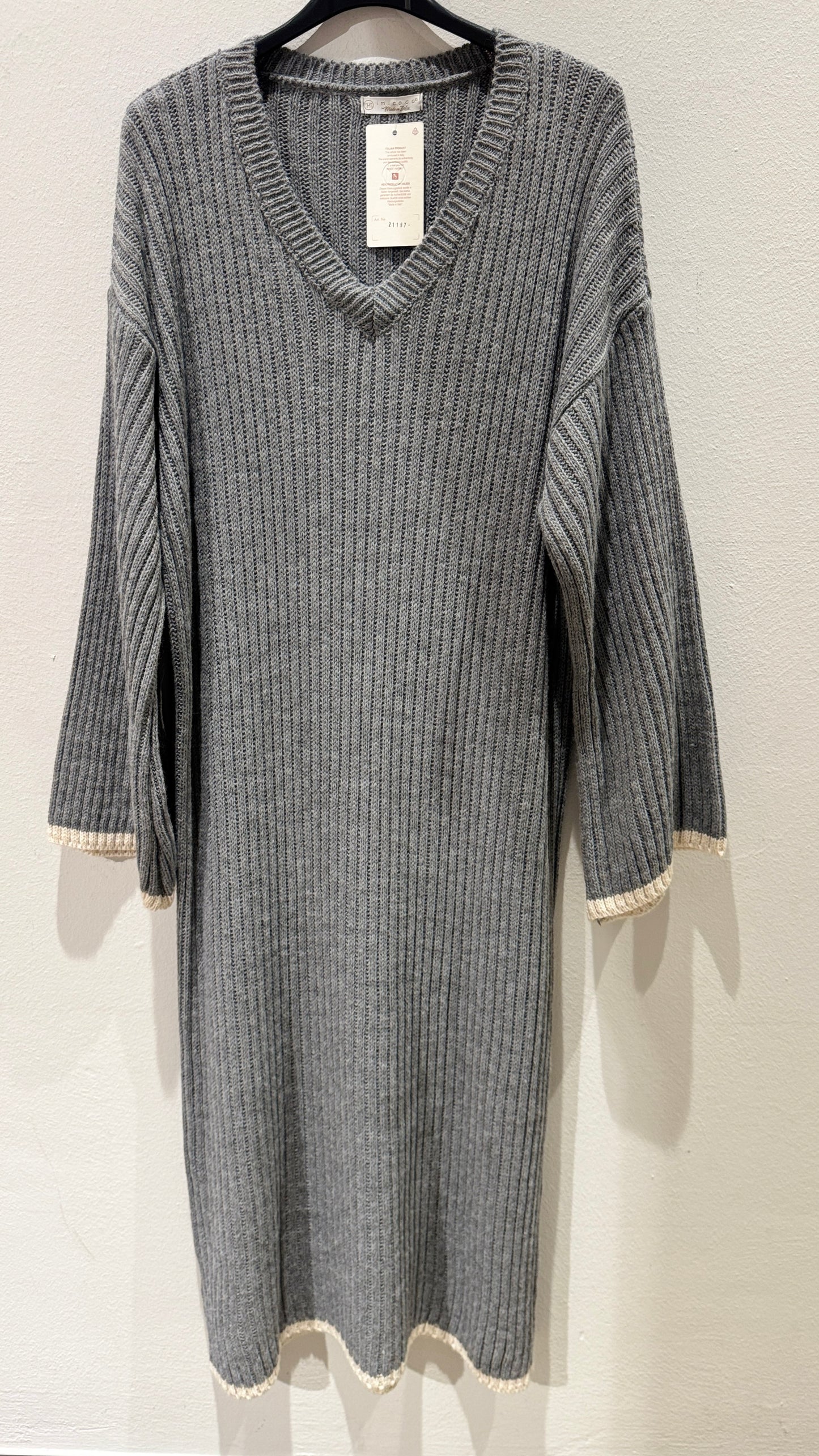 V-Strickkleid mit weissen Details