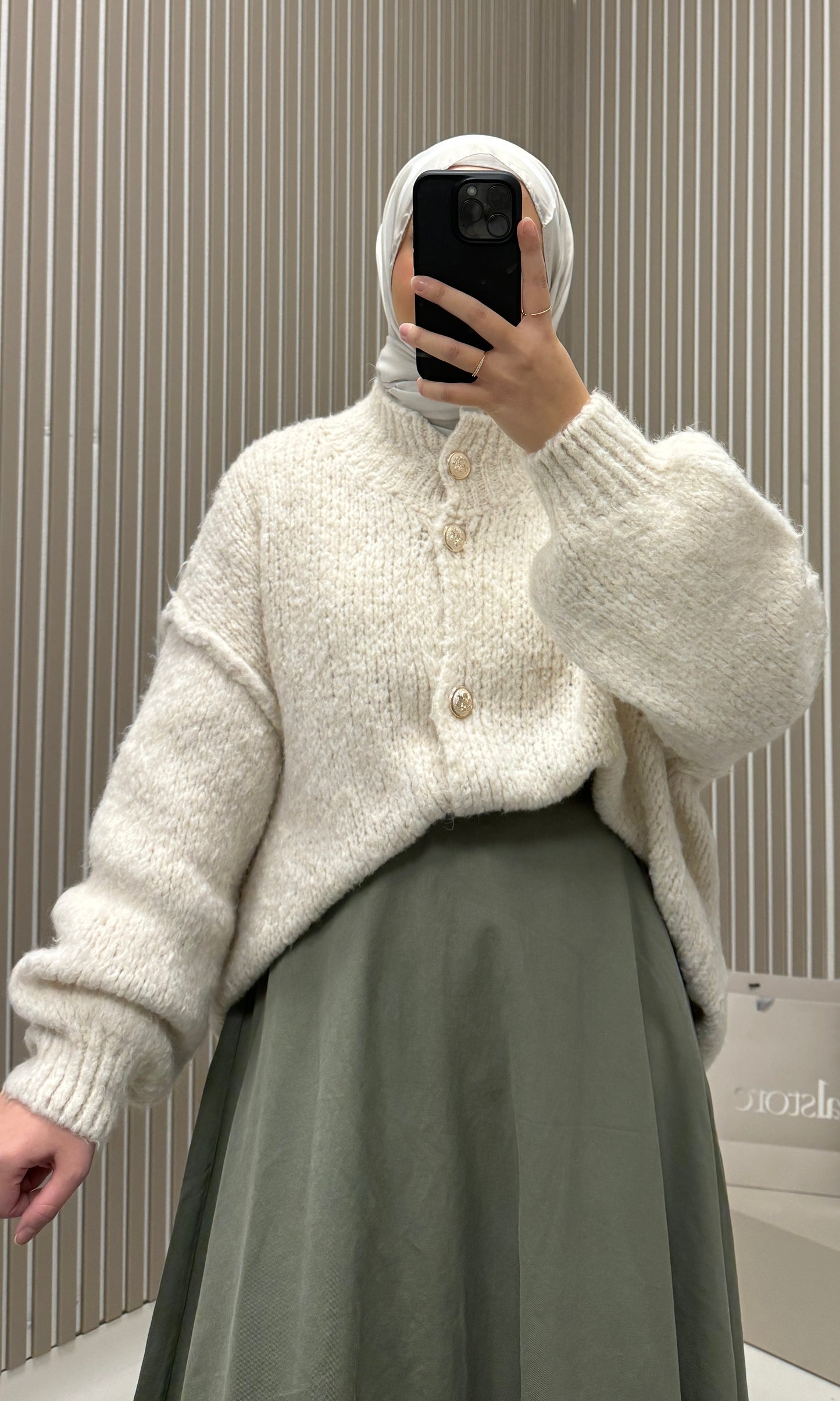 Strickjacke mit goldenen Knöpfen