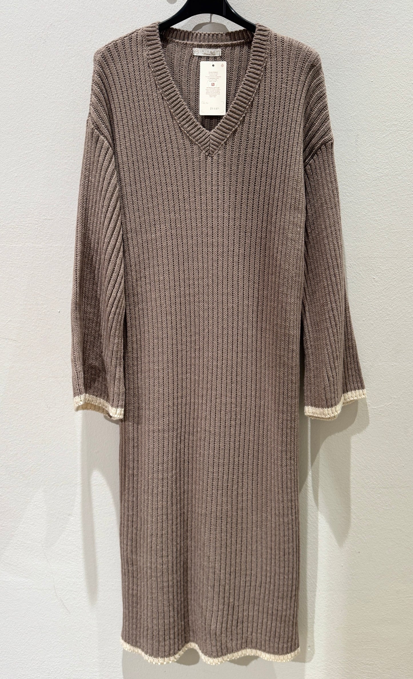 V-Strickkleid mit weissen Details