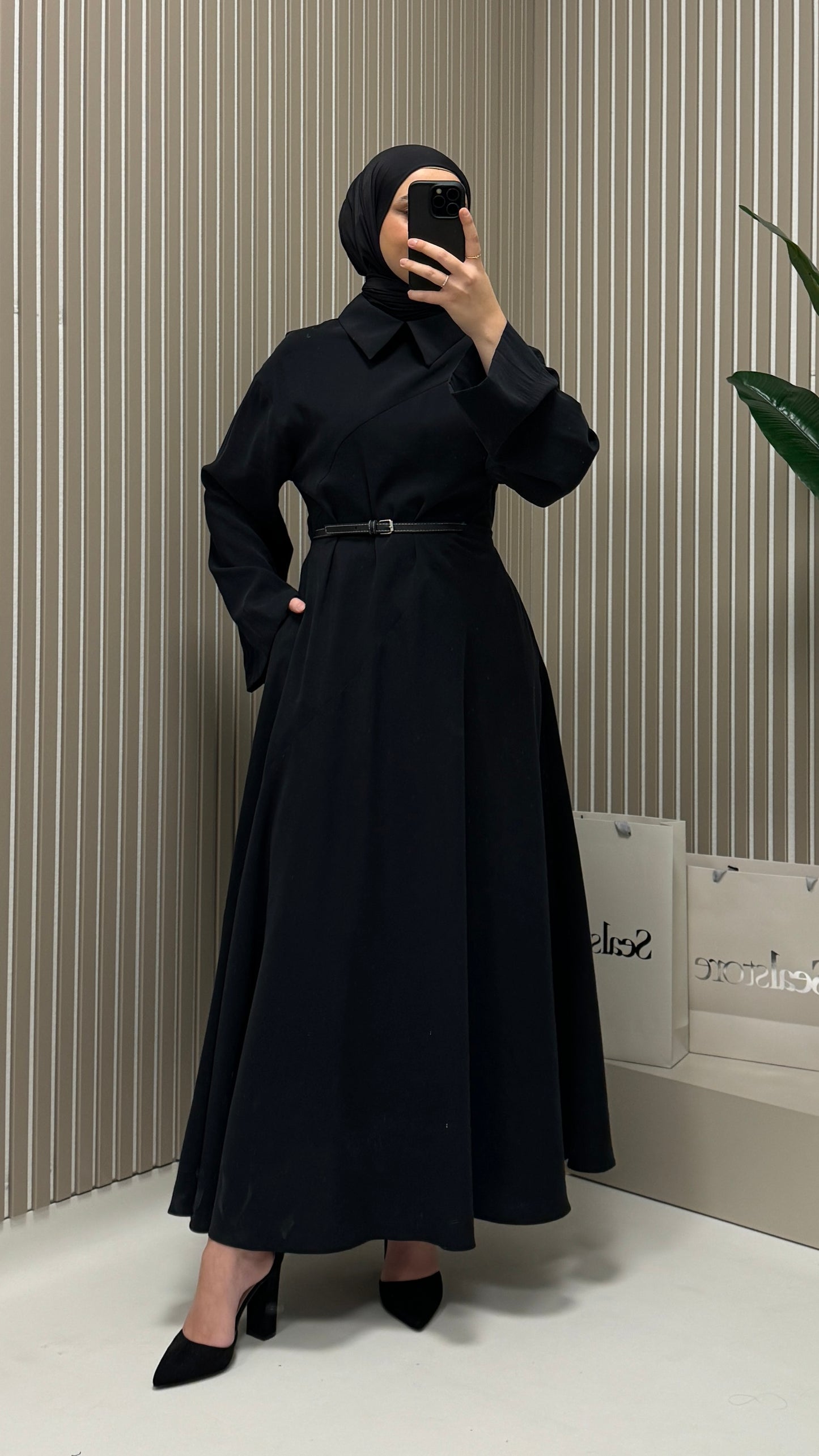 MOILA Patra Kleid mit Gürteldetail Schwarz