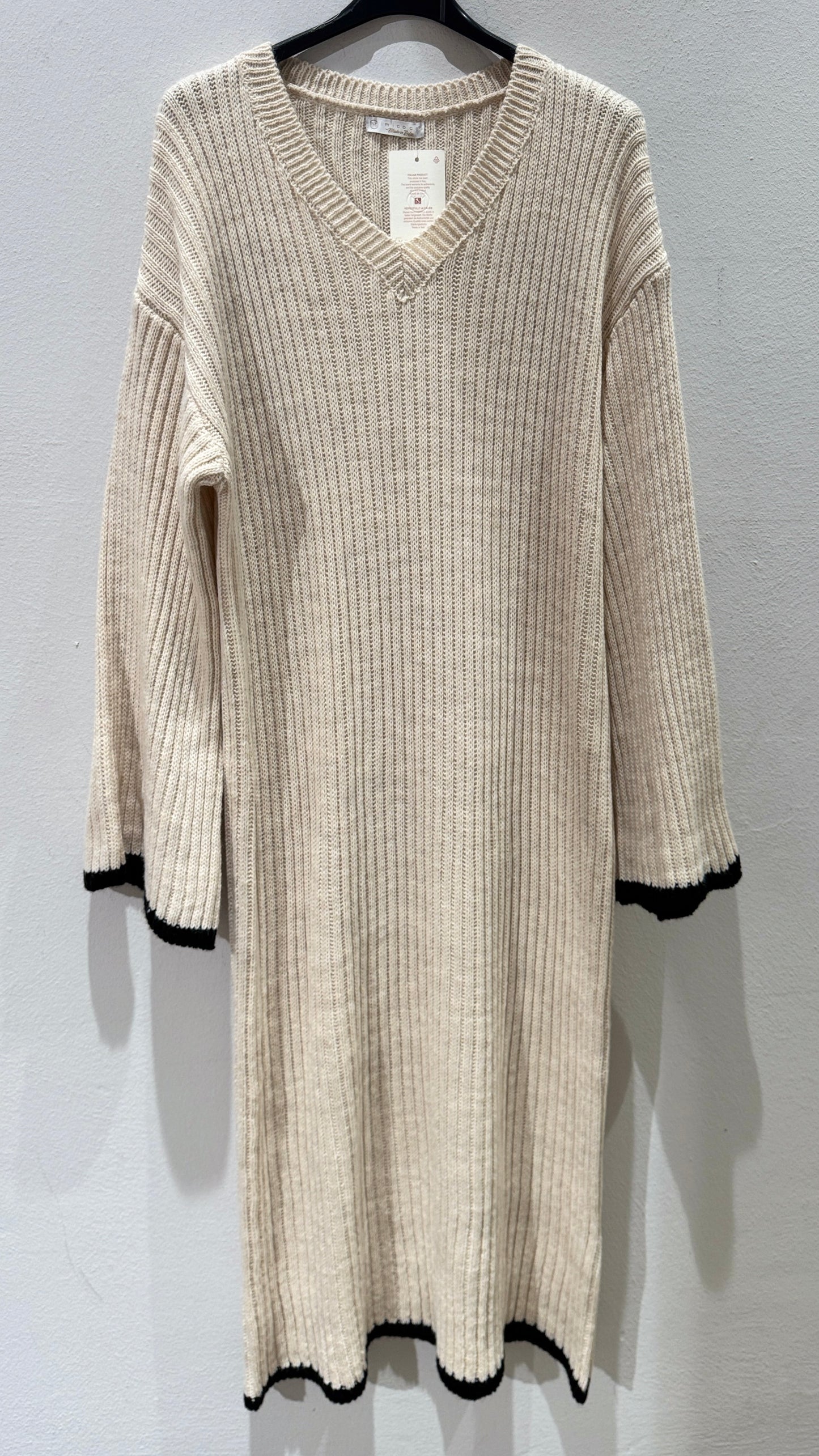 V-Strickkleid mit weissen Details