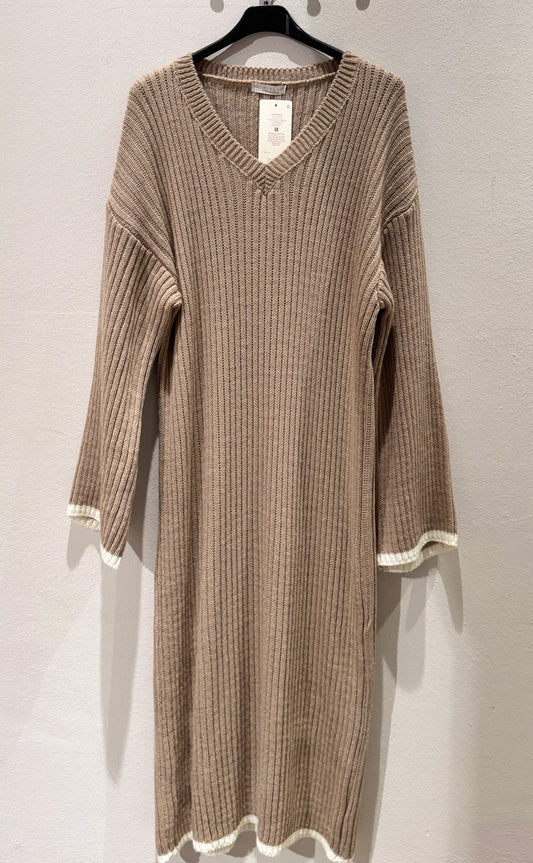 V-Strickkleid mit weissen Details