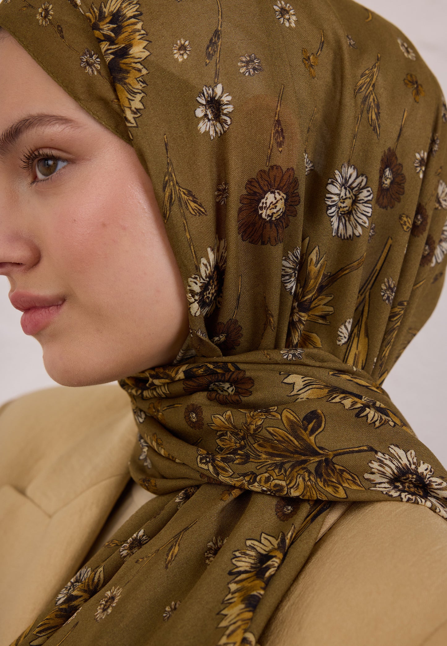 FreshScarfs Rami Hijab Blooming dahlia toprak