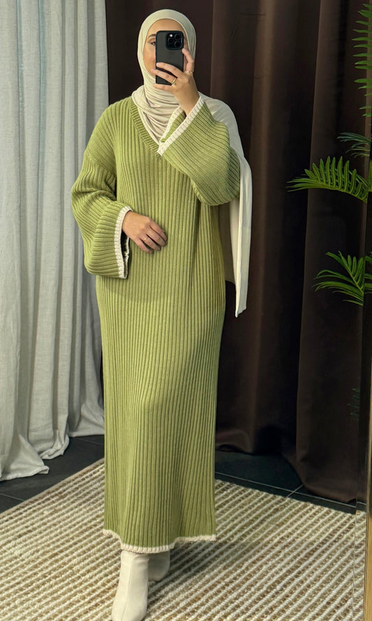 V-Strickkleid mit weissen Details