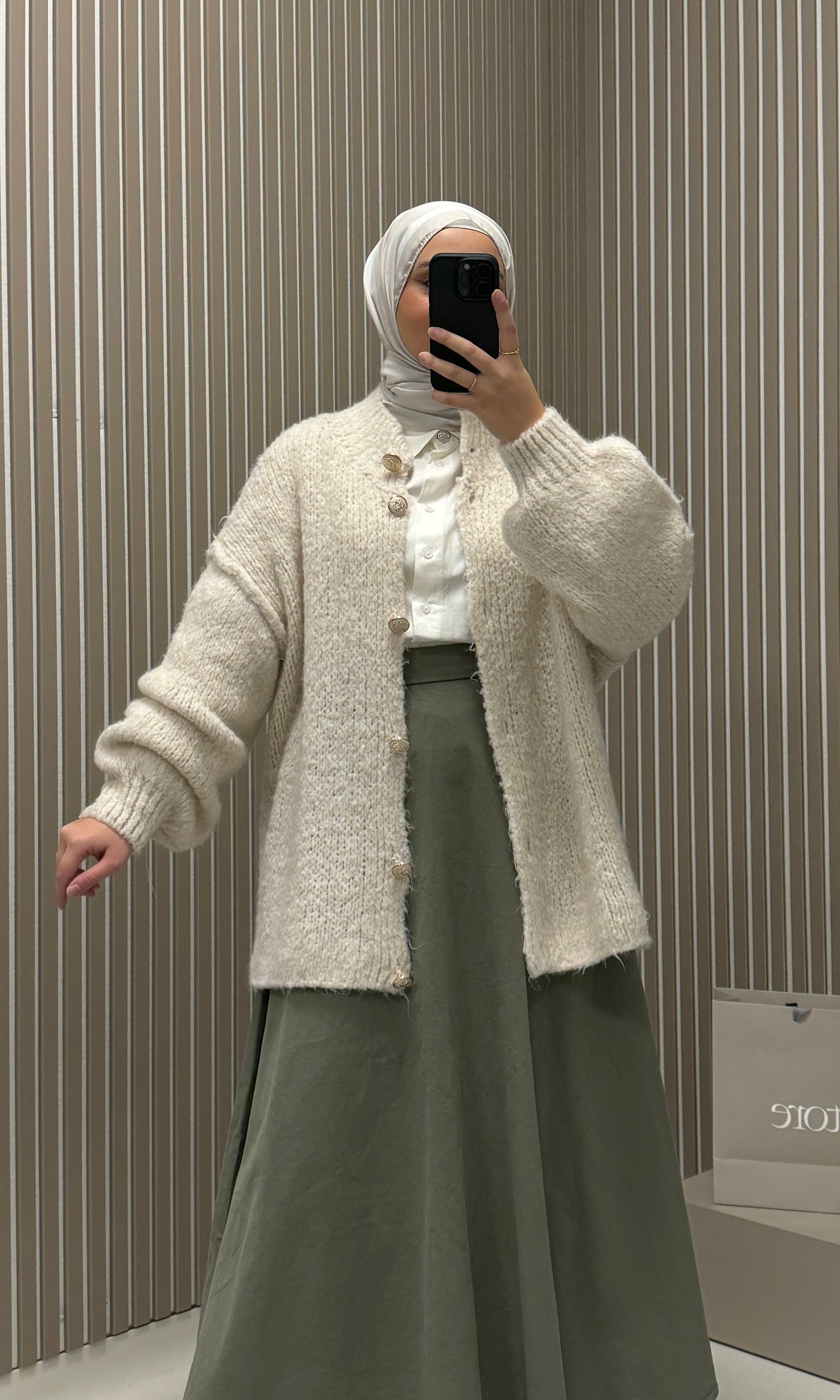 Strickjacke mit goldenen Knöpfen