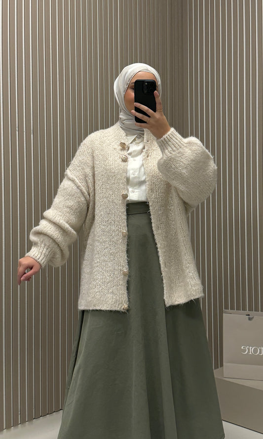 Strickjacke mit goldenen Knöpfen