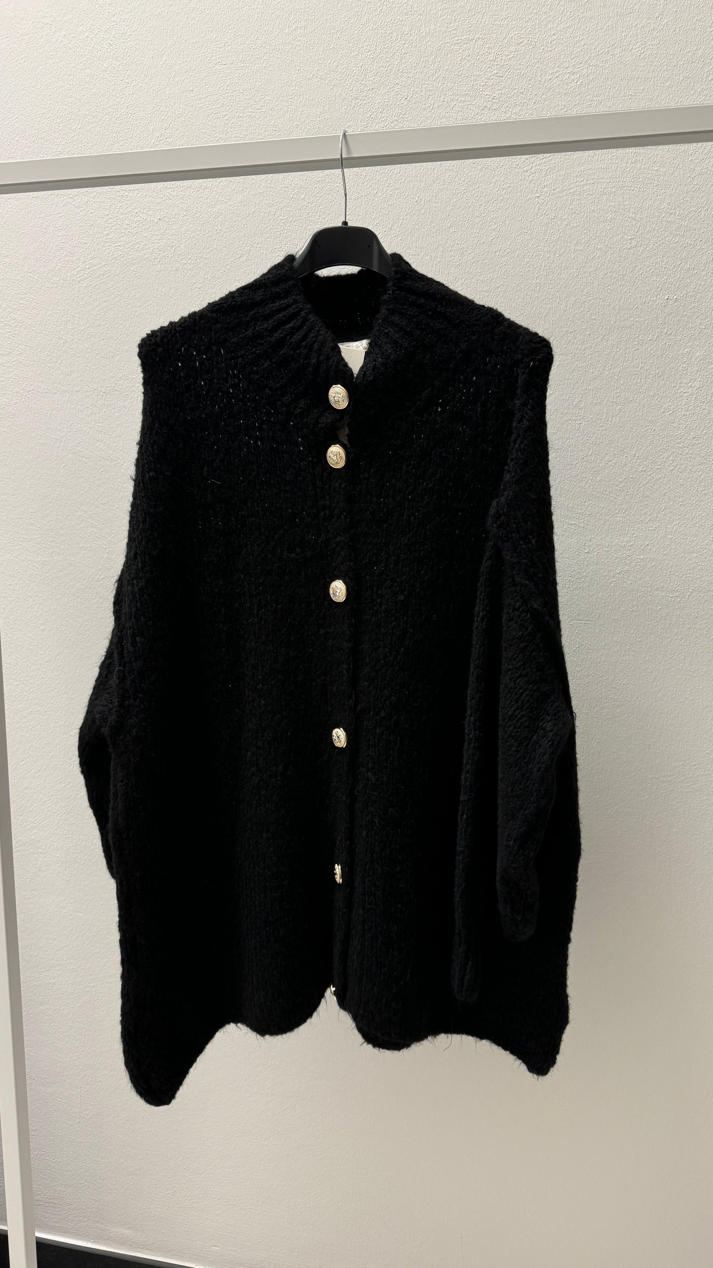 Strickjacke mit goldenen Knöpfen