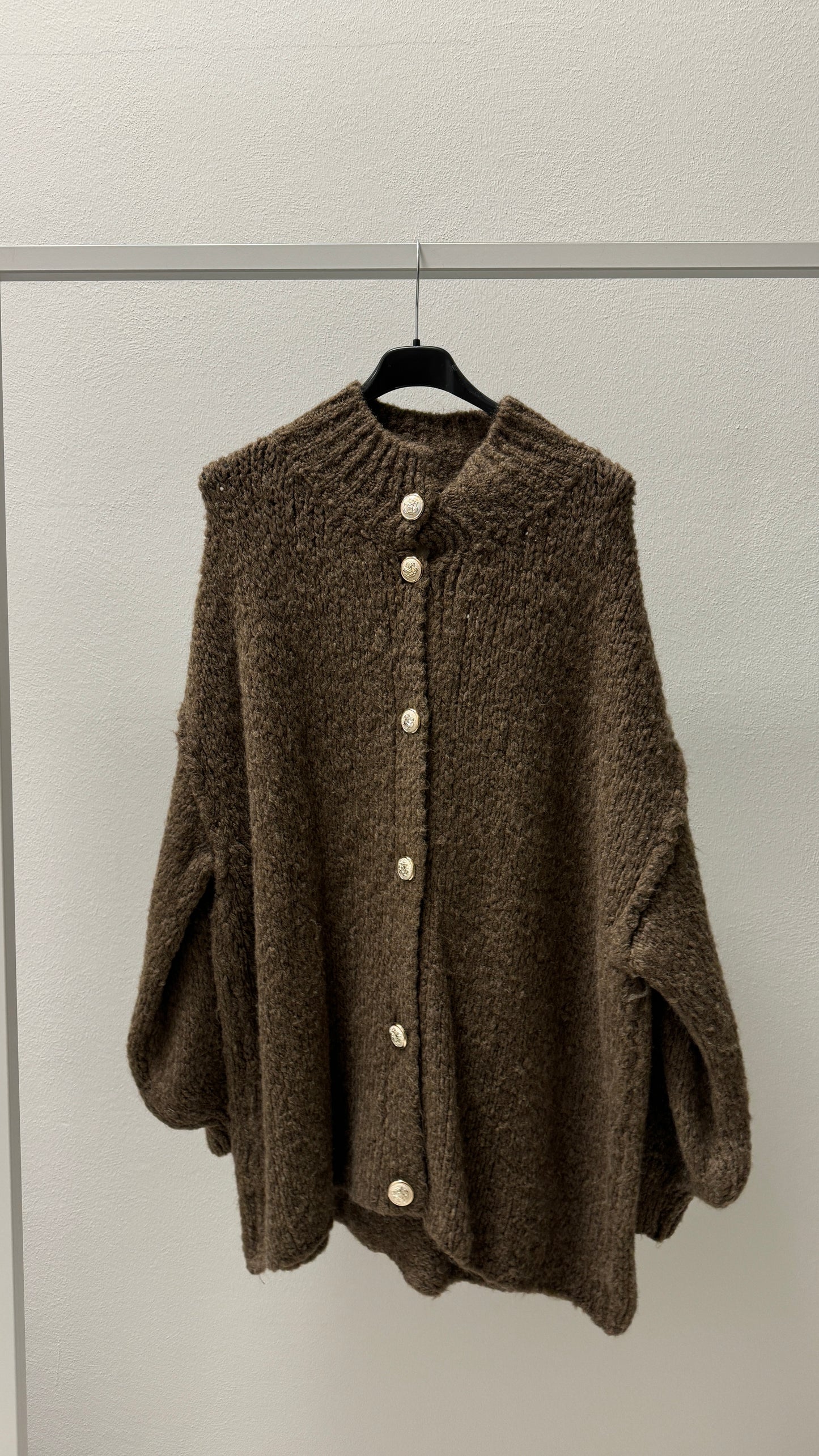 Strickjacke mit goldenen Knöpfen