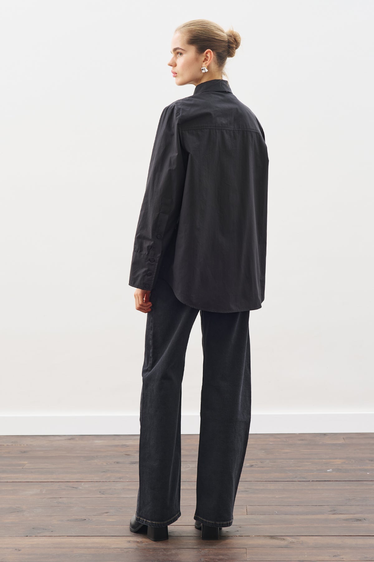 Manuka Hemd mit weitem Kragen Schwarz