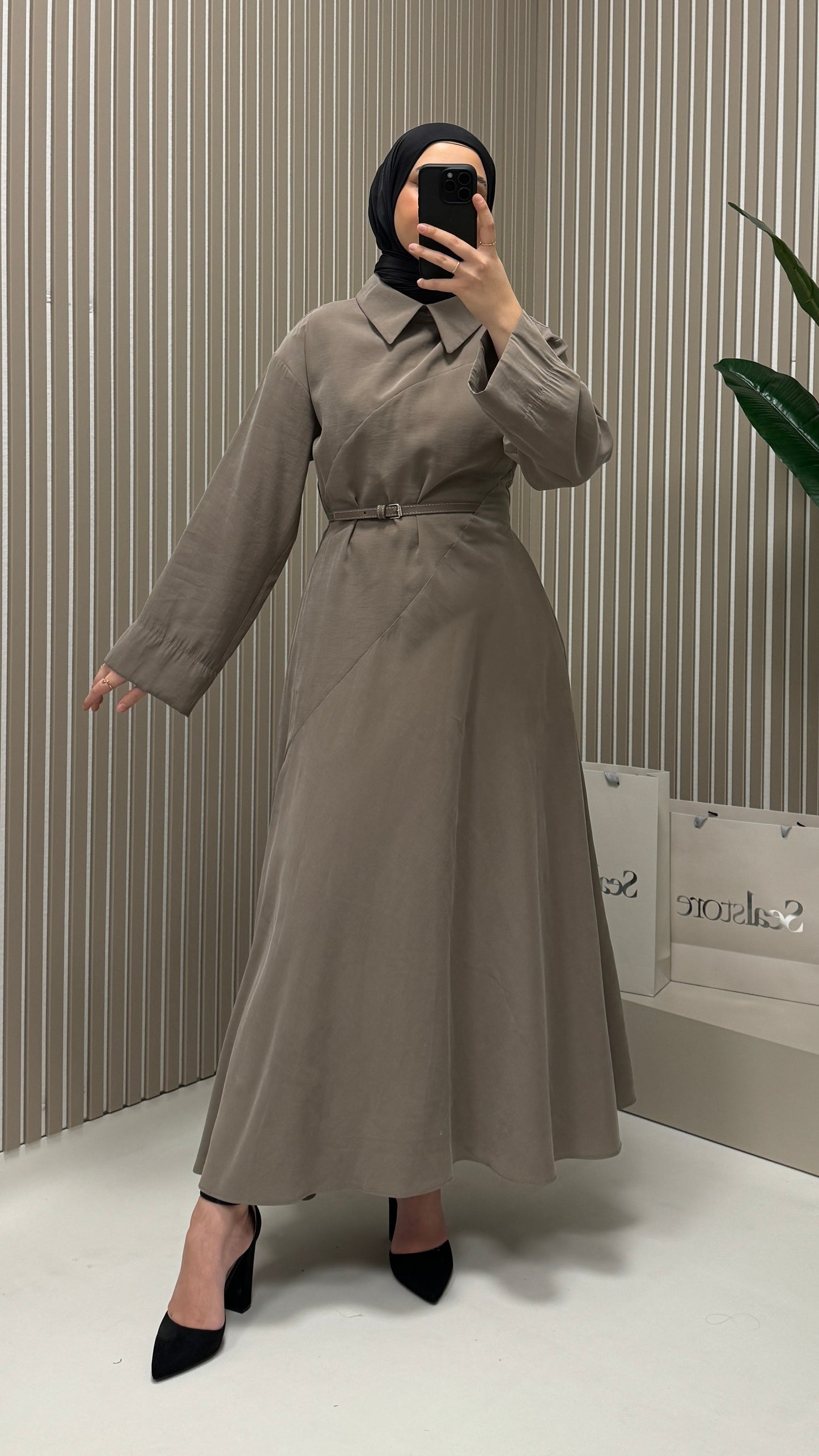 MOILA Patra Kleid mit Gürteldetail Taupe
