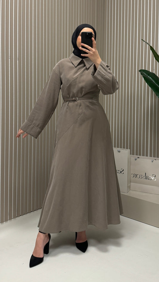 MOILA Patra Kleid mit Gürteldetail Taupe