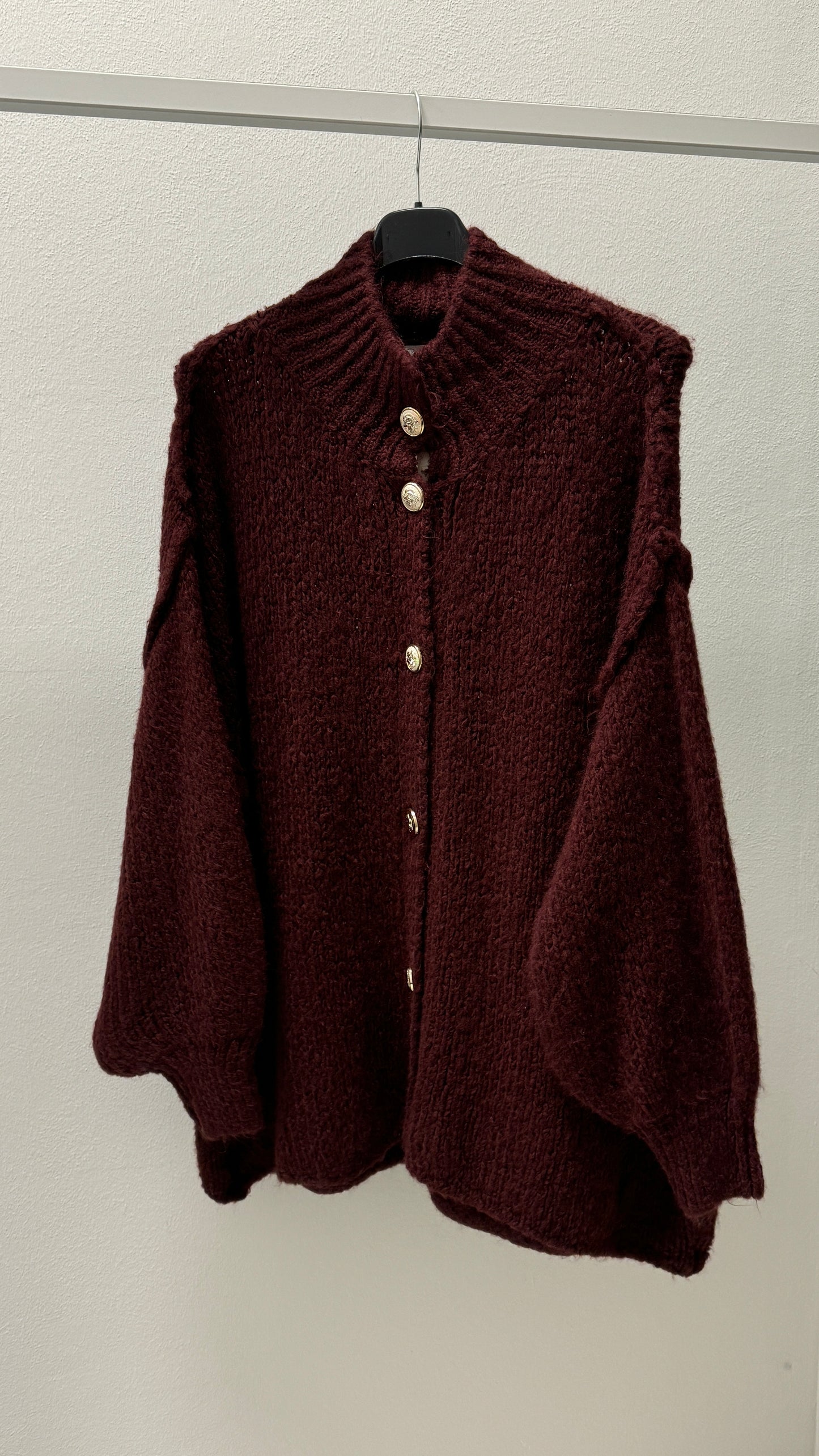 Strickjacke mit goldenen Knöpfen