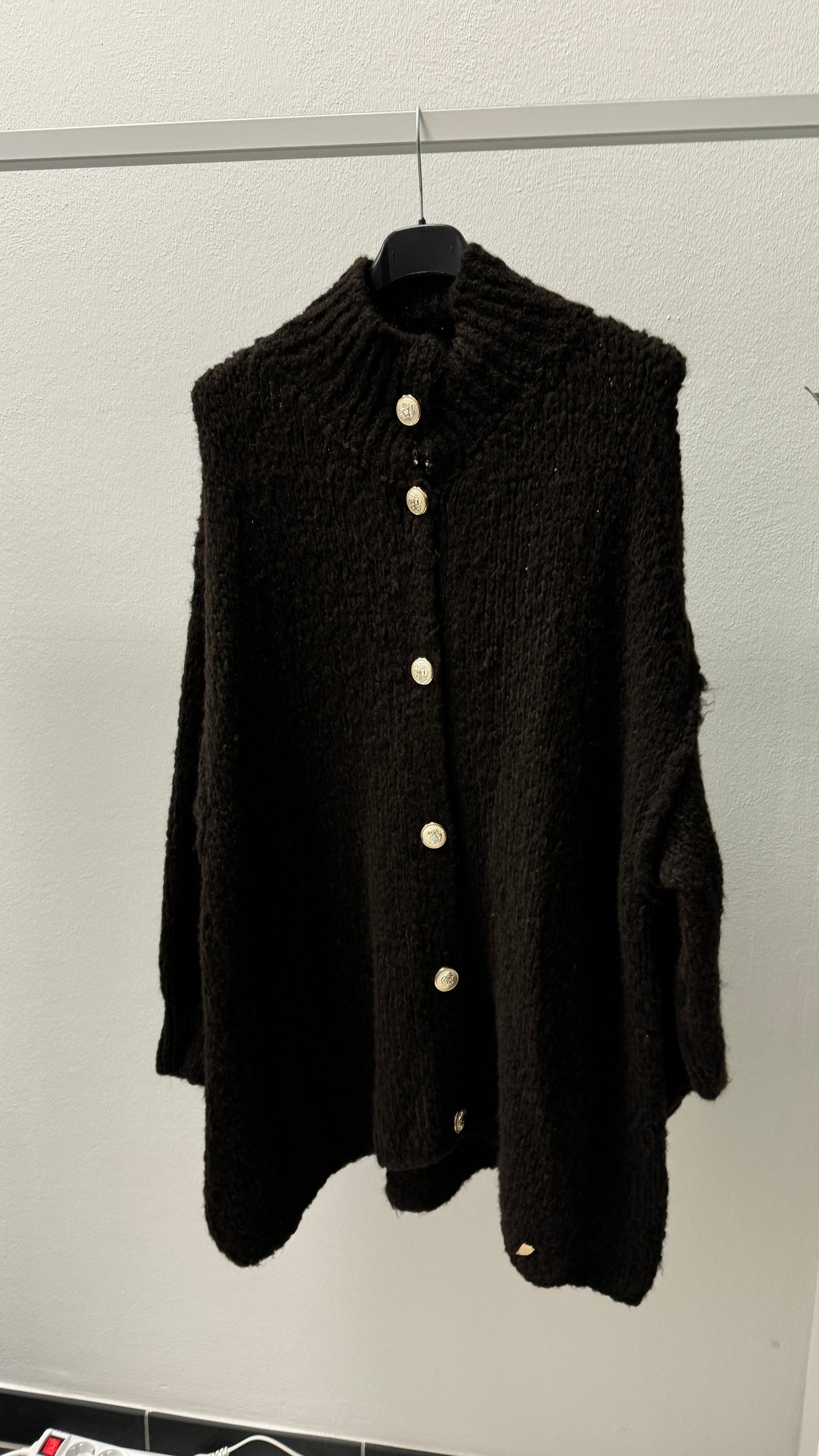 Strickjacke mit goldenen Knöpfen