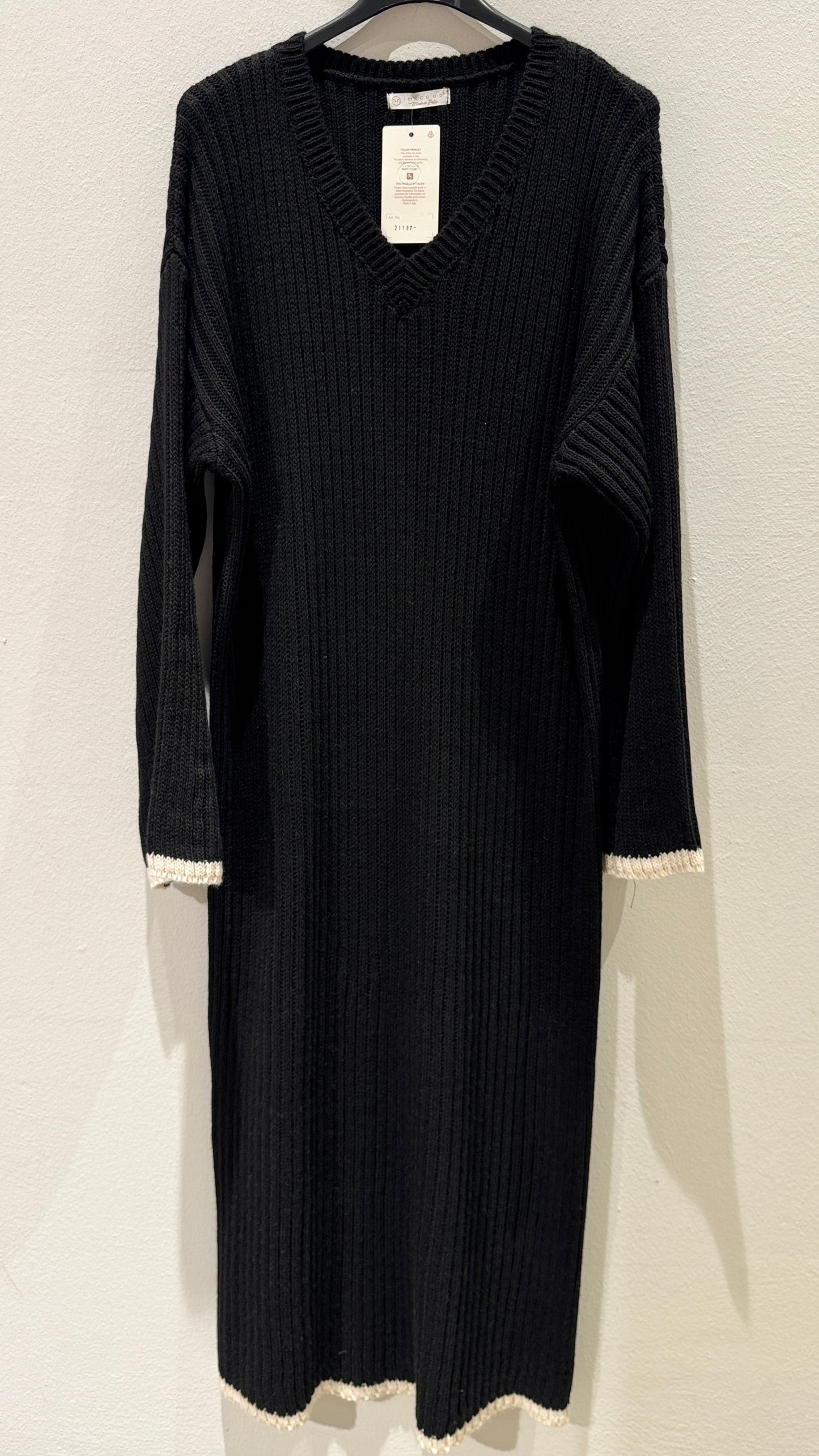 V-Strickkleid mit weissen Details