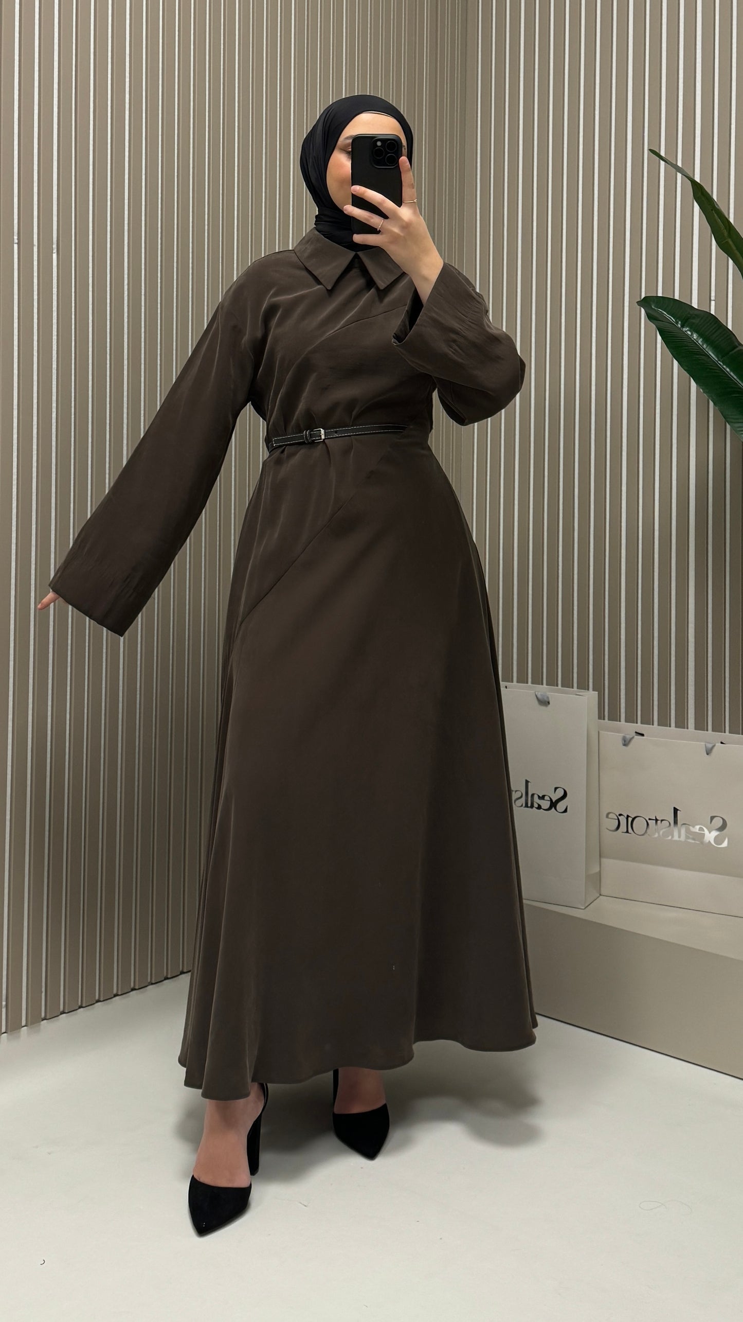 MOILA Patra Kleid mit Gürteldetail Braun